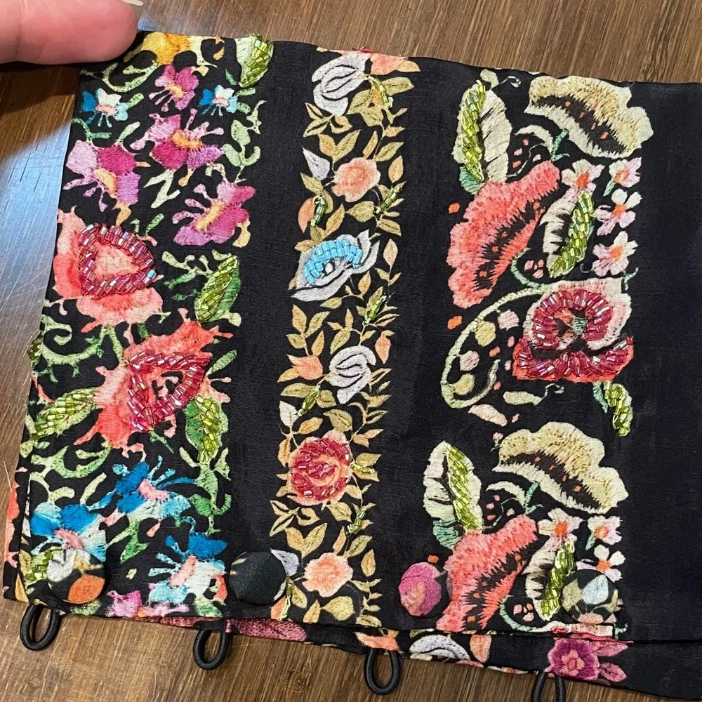 La Fuori Kesa Printed Top with Beading NWT size M - Picture 5 of 5